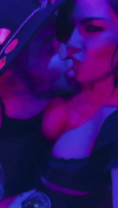 Dudu Conchita s-a sărutat cu o brunetă sexy, în club