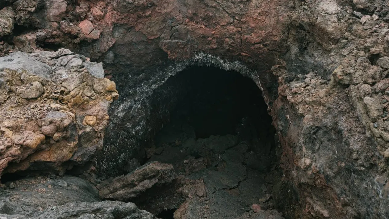 Incredibil! Un pustnic sârb, care trăiește într-o peșteră de aproape 20 de ani, s-a vaccinat anti-Covid. A aflat de pandemie dintr-o întâmplare