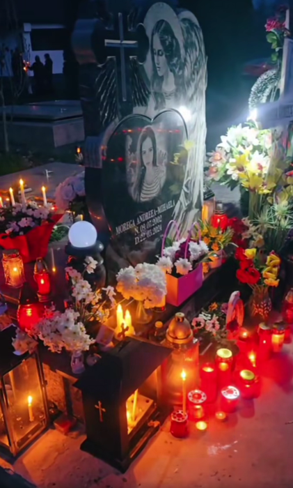 În loc să se bucure de viață alături de fiica lor, părinții Andreei o plâng acum la cimitir