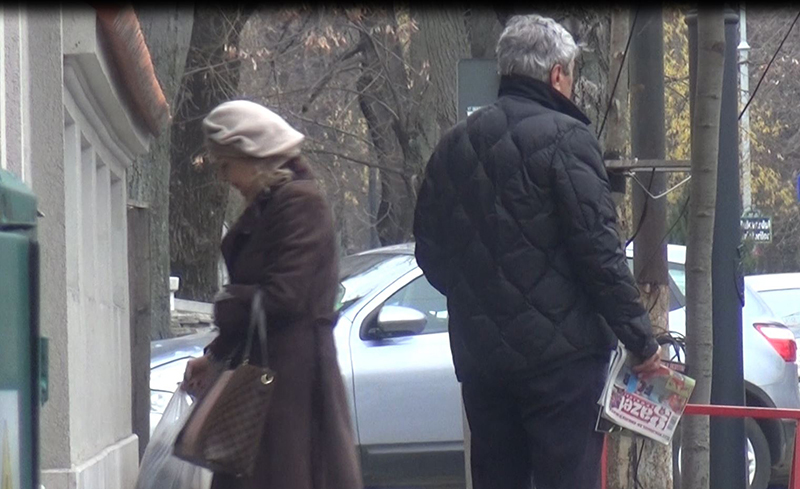 Nelly Lucescu se grăbeşte, intră în locuinţă