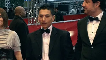 Viata chiar bate filmul! Vaduva actorului din Eu cand vreau sa fluier, fluier s-a maritat cu varul lui, Romeo! Stau in casa lui Papan si asculta manelele lui preferate!