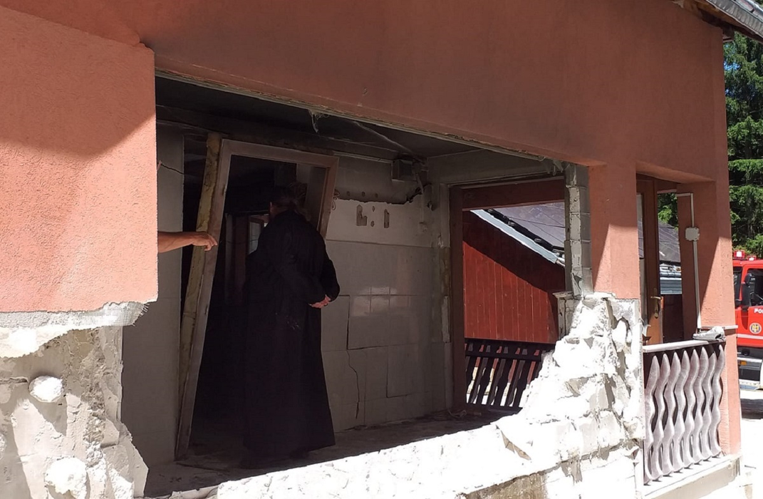 FOTO / Explozie puternică, la o mănăstire din Neamț. Mai multe persoane au suferit arsuri