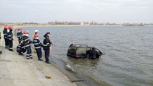 O maşină a fost găsită în Lacul Morii, din Bucureşti! Pompierii au intervenit de urgenţă