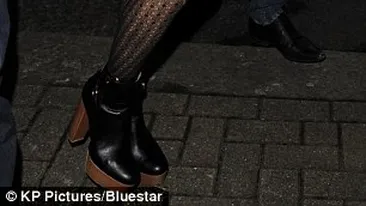 Pamela Anderson s-a făcut criţă după ce a fost eliminată de la Dansez pe gheaţă! Şi-a rupt ciorapii şi abia a urcat scările!