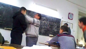Un elev de la un liceu din Brașov, bătut de profesorul de geografie, până a făcut pe el