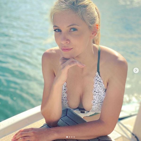 Andreea Ibacka, surprinsă în poziții HOT pe placa de surf! Gestul făcut de Cabral în timp ce soția lui avea un costum de baie decoltat