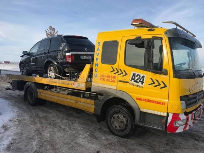 Beat criță, angajatul unei spălătorii i-a furat mașina clientului și s-a răsturnat cu ea