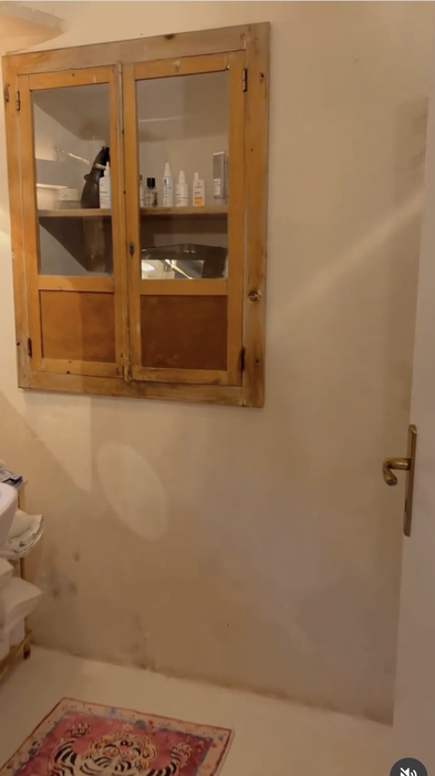 A lăsat Amsterdamul pentru o peșteră din Sicilia! Cât a plătit și cât o costă lunar viața în casa desprinsă din filme