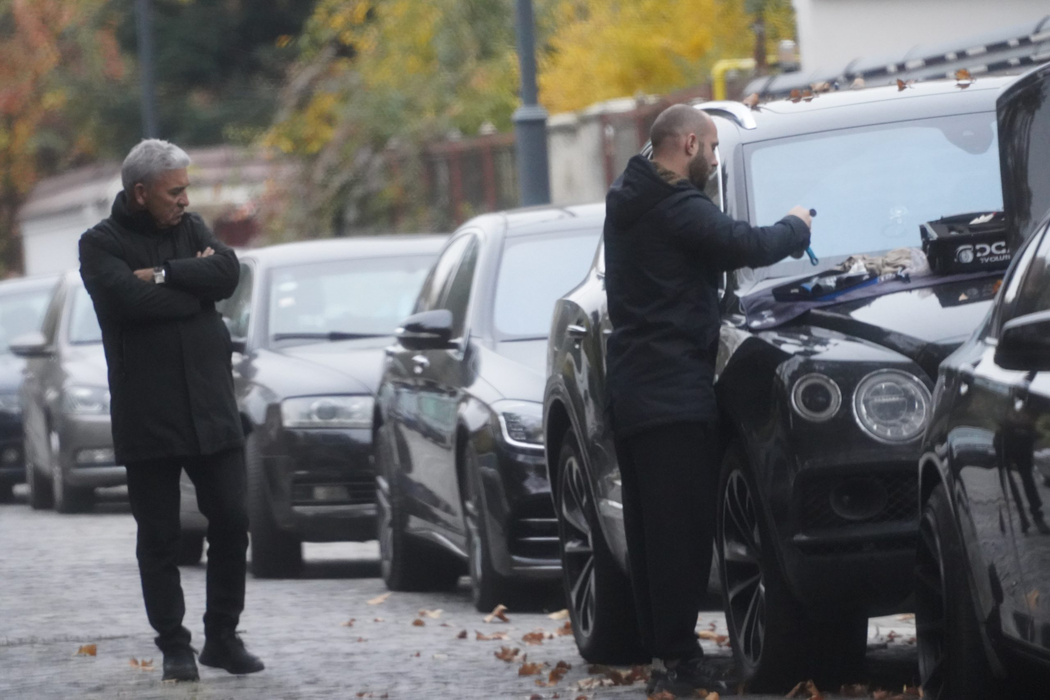 Tatăl Simonei Halep privește cum îi este reparat Bentley-ul, chiar în stradă