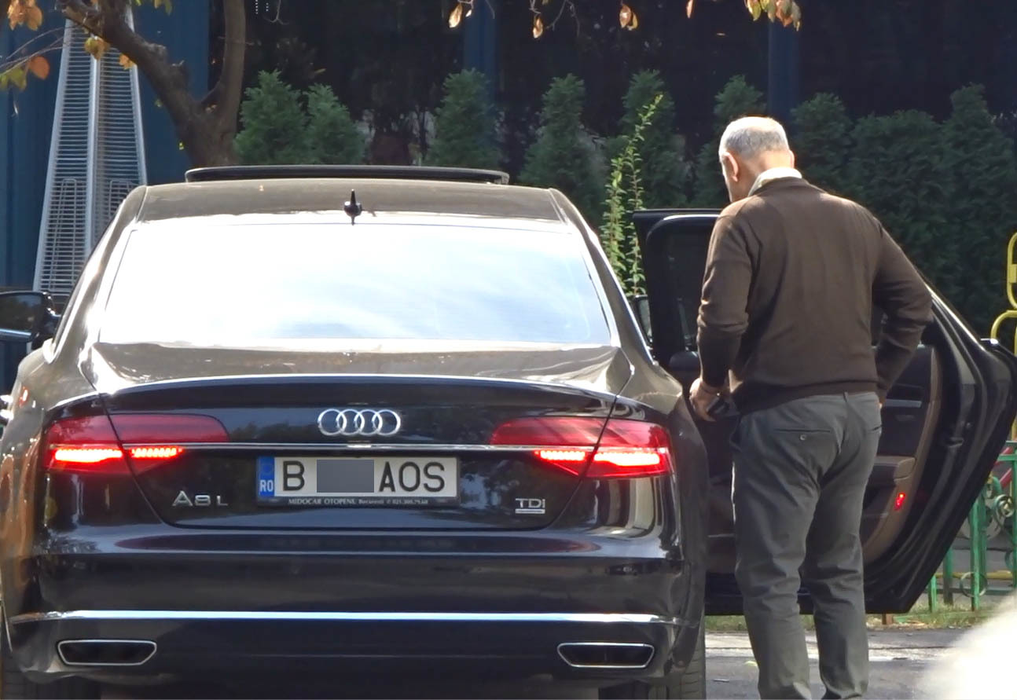 Dorin Cocoş se urcă în maşina Audi A8 L, condusă de şoferul său