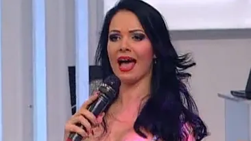 Gafa monumentala in direct la TV! Deea Maxer a dat din sani pana i-a iesit sfarcul din sutien