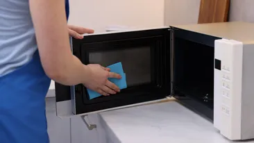 Cum să cureți corect cuptorul cu microunde. Metoda simplă care elimină murdăria și mirosurile în câteva minute