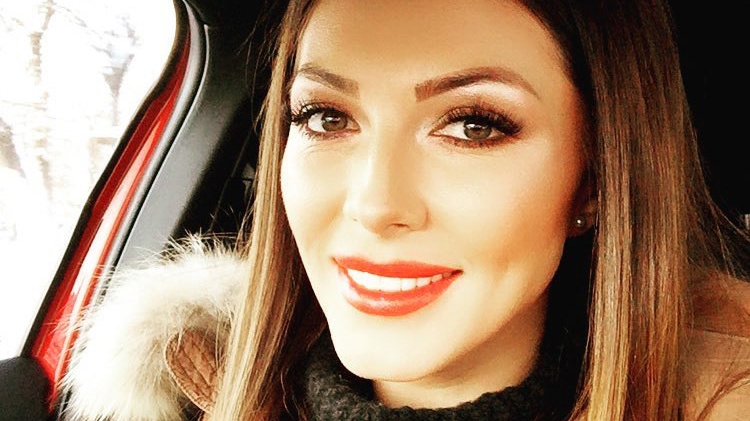 Începe tot mai tare să se vadă burtica de gravidă! Chiar ILINCA VANDICI le-a arătat tuturor imaginea, după care a făcut anunţul