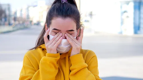 Femeia care a stârnit hohote de râs în autobuz. Incredibil ce purta pe față ca să se protejeze de coronavirus | FOTO