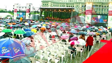 Peste 3.000 de oameni la concertul din Piata Constitutiei