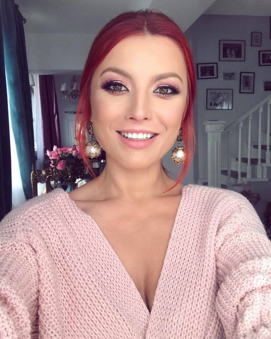 Ce-şi doreşte Elena Gheorghe de Crăciun? ”Ştie Moşul, ceva roşu şi…”