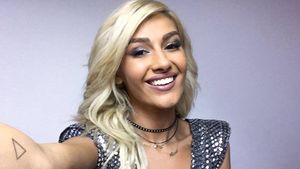 ALINA EREMIA s-a pozat fără pic de machiaj, însă fanii au rămas cu gura căscată când au văzut ce era pe tricoul ei! "Pe bune?!"