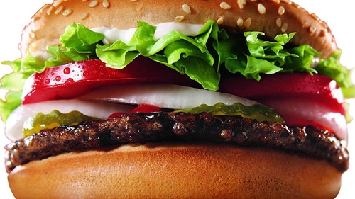 Acest bărbat a mâncat 12.000 de burgeri în ultimii 30 de ani! Nu o să-ţi vină să crezi cum arată! Oamenii sunt ŞOCAŢI