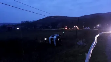 Grav accident în Cluj. Un microbuz cu 16 pasageri s-a răsturnat
