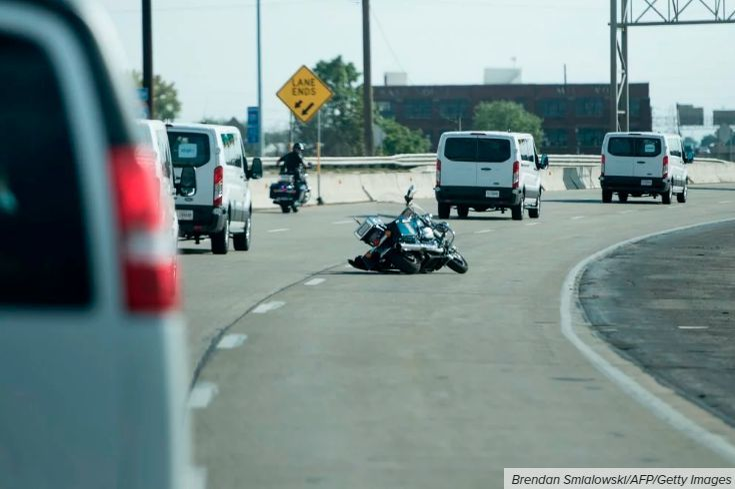 Motociclistul din coloana oficială a lui Donald Trump a făcut accident! Gestul uimitor al preşedintelui american