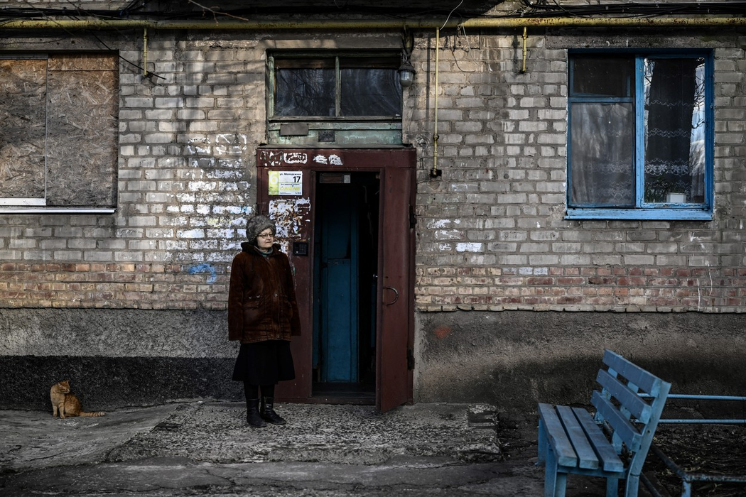 Femeie din orașul Avdiivka, estul Ucrainei, pe 21 februarie 2022. (Sursa foto: profimedia.ro)