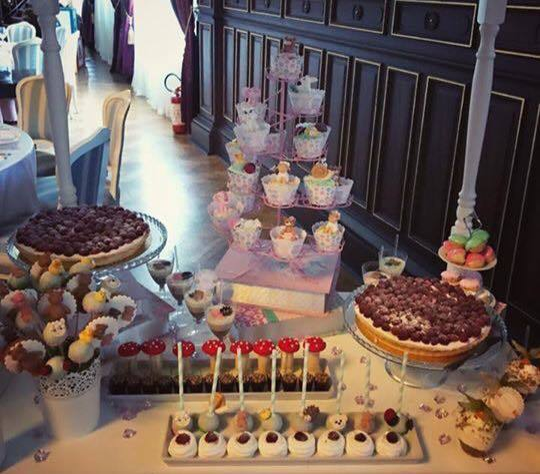 Andreea Bălan şi-a răsfăţat invitaţii cu un candy-bar impresionant
