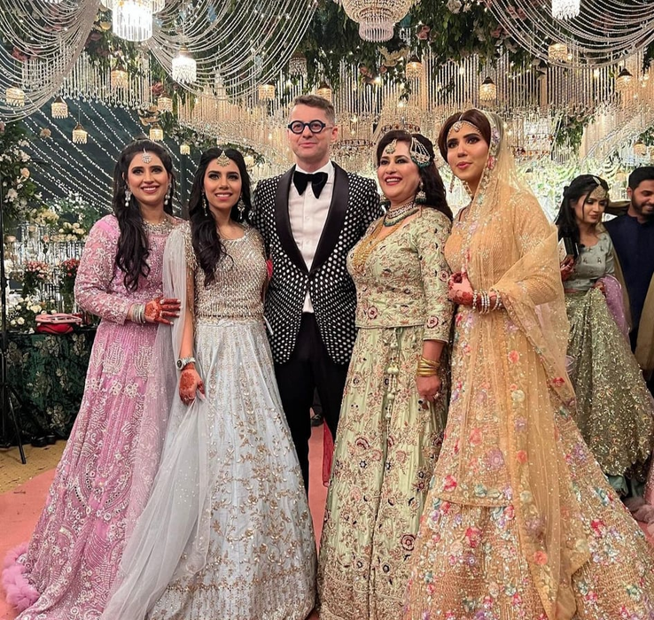 Adrian Sînă a făcut show peste hotare! Artistul a cântat la o nuntă de pakistanezi. „Parcă am fost într-un film la Bollywood”