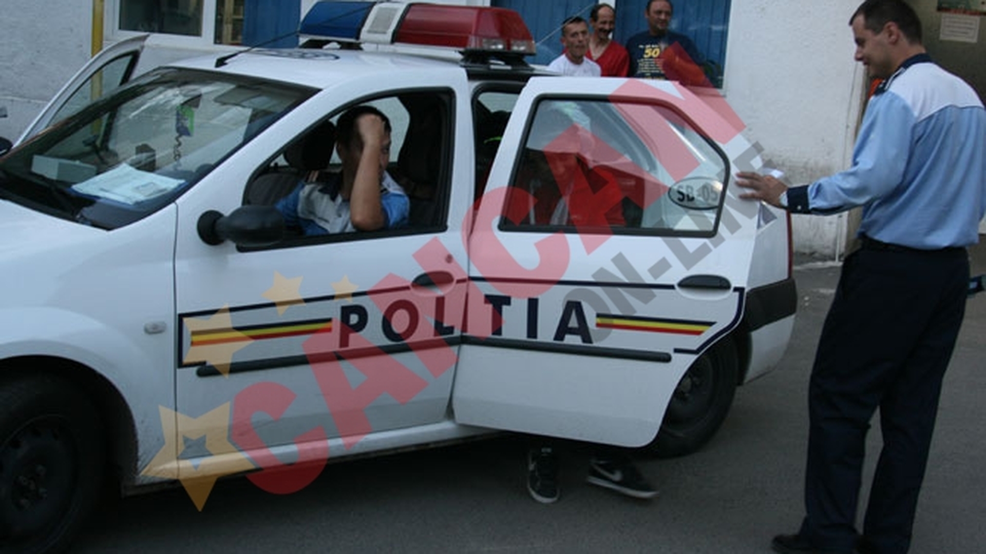 VIDEO La un pas de moarte! Connect-R a fost implicat intr-un accident de masina!