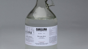 O româncă a fost atacată cu o sticlă de acid! Agresorul este chiar soțul femeii