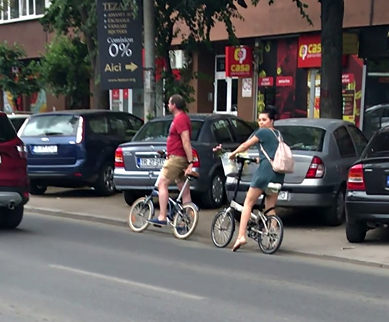 Corina și Robert așteaptă să treacă mașinile pentru a traversa