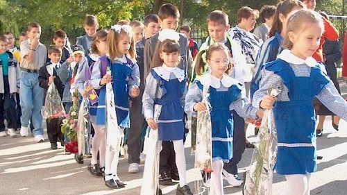 Uniforma, obligatorie în școli. Câți bani vor primi copiii pentru haine