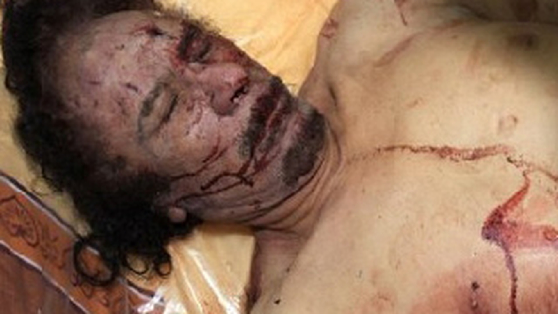 Noi fotografii cu cadavrul lui Gaddafi – Atentie, imagini socante!