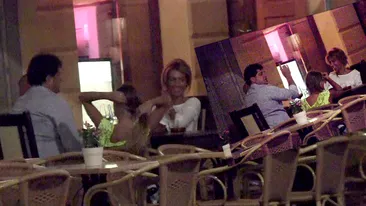 Ce au avut oare de sarbatorit? Poate ca s-au logodit! Tavi Colen si-a scos iubita la terasa, cu inel cu tot!