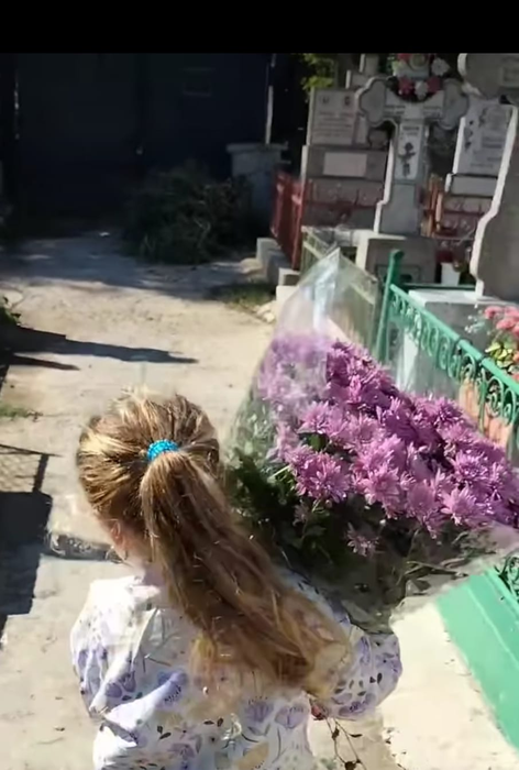 Copila a mers cu un buchet de flori la mormântul mamei ei, în ziua în care aceasta ar fi împlinit 24 de ani