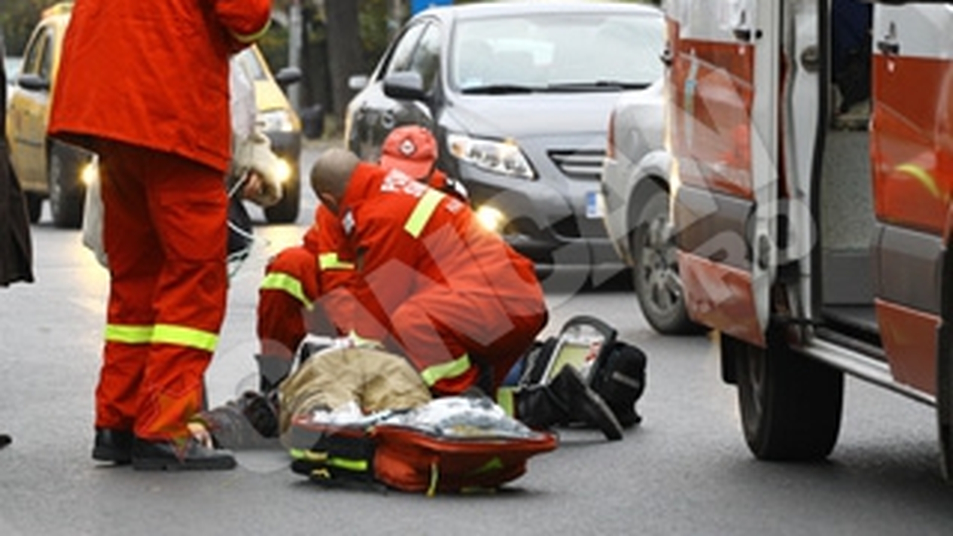 VIDEO EMOTIONANT Uite cum se lupta salvatorii SMURD pentru a salva un bucurestean care a facut infarct pe Calea Floreasca!