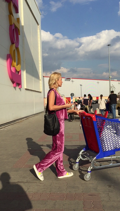 Alina mai verifică, încă o dată, dacă totul este în regulă în jurul ei