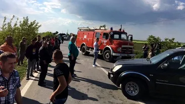 Grav accident la Ploiești! Un microbuz și un autoturism s-au lovit frontal