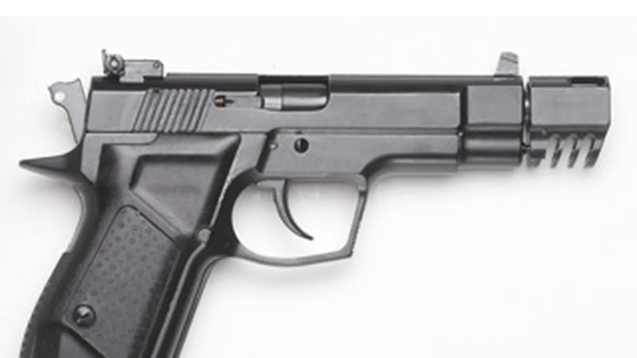 Angajat al unei firme de curierat, atacat cu arma de un barbat cu cagula, intr-un bloc din Calarasi