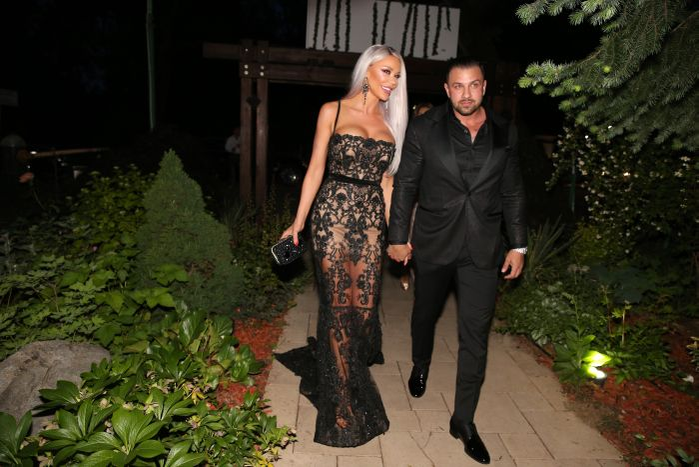 Bianca Drăgușanu și Alex Bodi, la petrecerea aniversară a revistei VIVA! Ei au venit cu o maşină de jumătate de milion de euro. Sursa foto: viva.ro