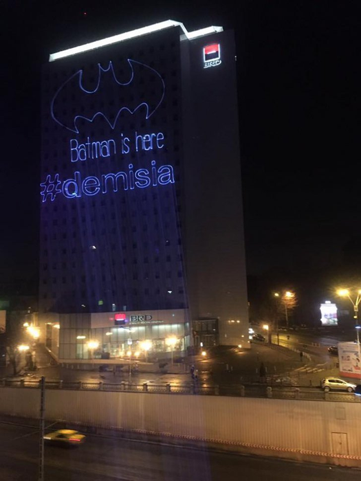 Unul dintre mesajele proiectate cu laser pe parcursul manifestaţiilor din Piaţa Victoriei