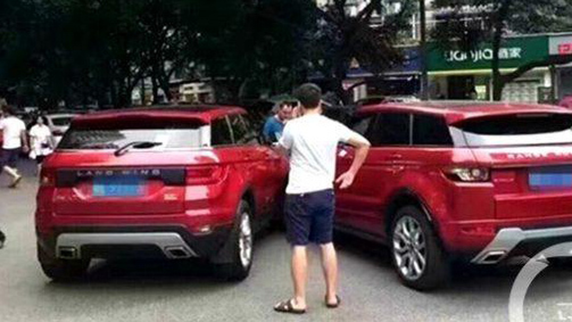 Acesta e accidentul rutier al anului! Nimeni nu s-ar fi aşteptat vreodată ca un Range Rover să se ciocnească chiar cu replica sa chinezească!