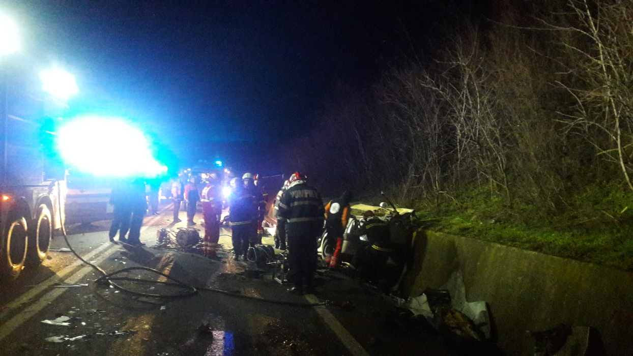 Carnagiu în Olt. 4 persoane și-au pierdut viața în urma impactului violent