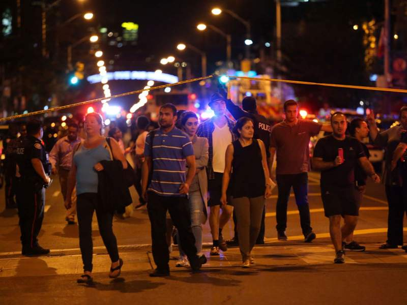 Atac armat în Canada! Cel puţin 2 morţi şi 13 răniţi împuşcaţi în faţa unui restaurant din Toronto