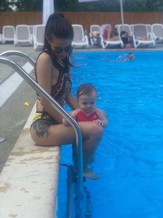 Anda Călin se relaxează cu micuța Anastasia la o piscină din Capitală! Imagini cu cele două