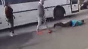 L-a şicanat în trafic apoi a fost bătut şi lăsat lat în mijlocul străzii! VIDEO