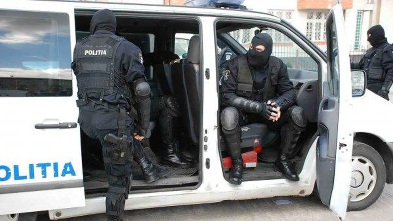 Percheziţii în Dâmboviţa, la persoane suspectate de fraudarea mai multor bancomate