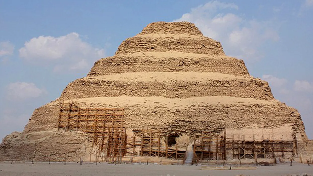 Cea mai veche piramida din lume sta pe niste airbag-uri uriase