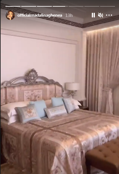Dormitorul din camera resortului de lux unde a stat