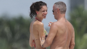 Moment JENANT! Ce s-a intamplat cu sotia lui Eros Ramazzotti, in fata a zeci de fotografi! VIDEO