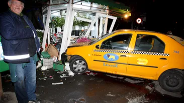 Accident spectaculos in Crangasi! Doua taxiuri au intrat intr-o florarie de cartier si au facut-o praf!